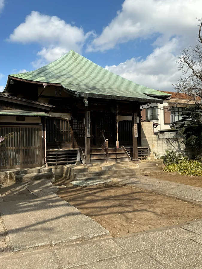 三軒茶屋の目青不動（教学院）の本堂