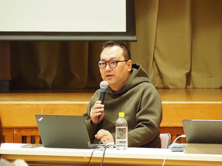 海士町での傾聴座談会に登壇する栗林康弘