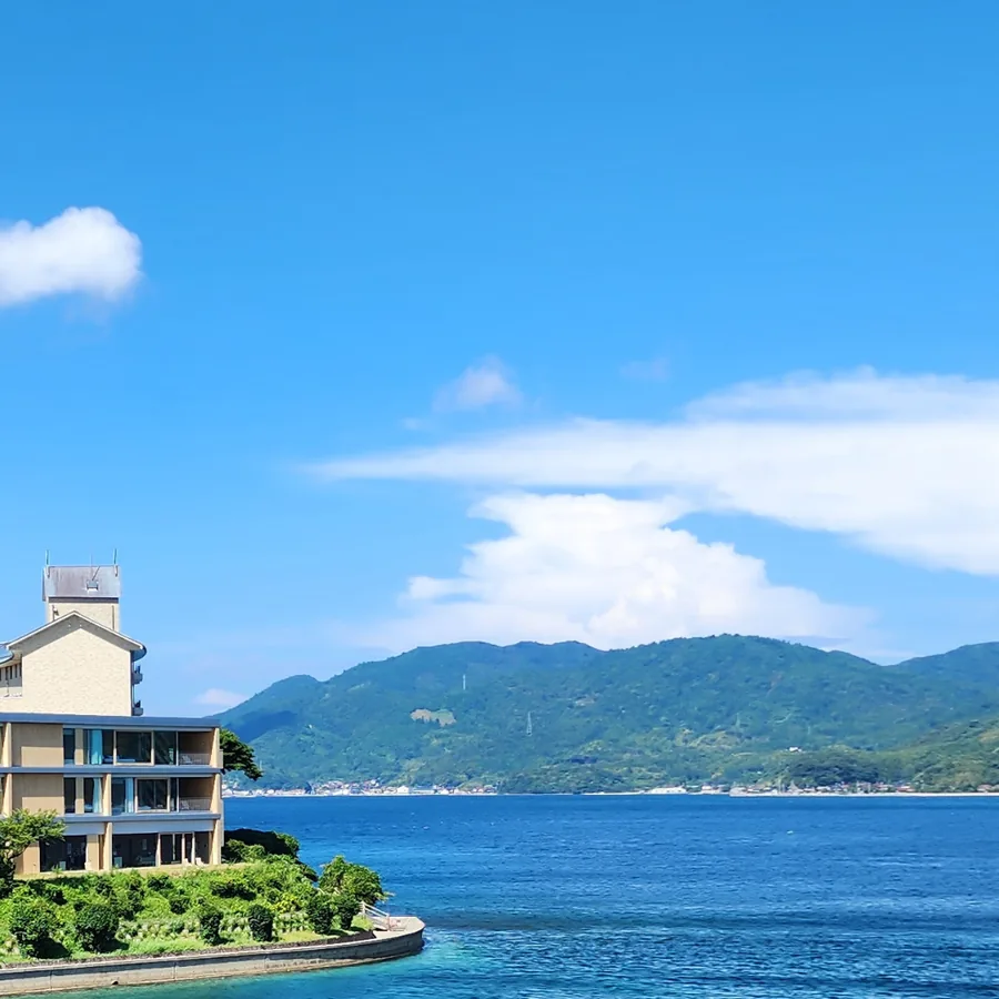海士町の海沿いに建つ宿と対岸の山