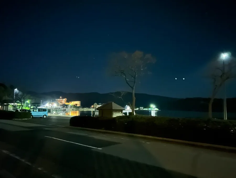 夜の海士町。街の灯と対岸の山